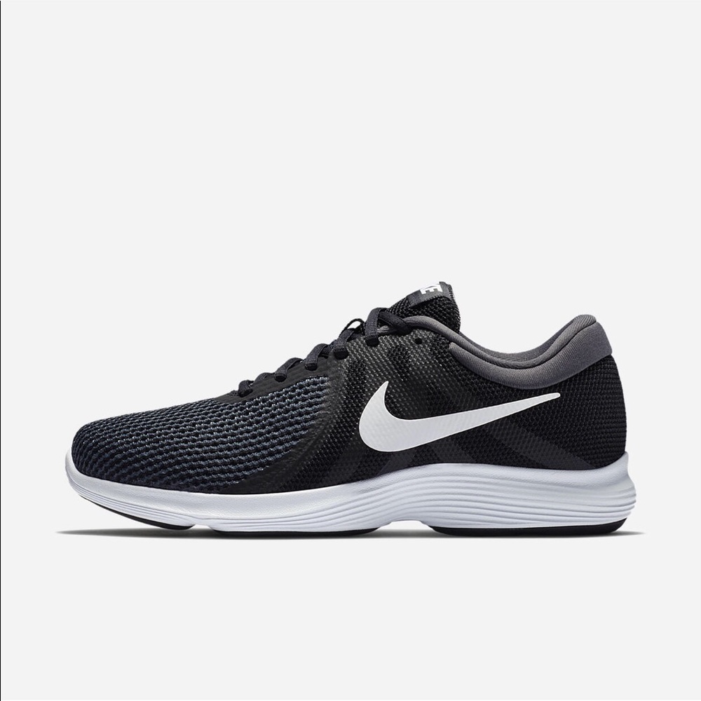 NIKE REVOLUTION 4